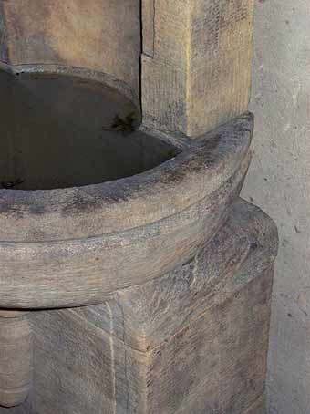 Detail patinierter Brunnen